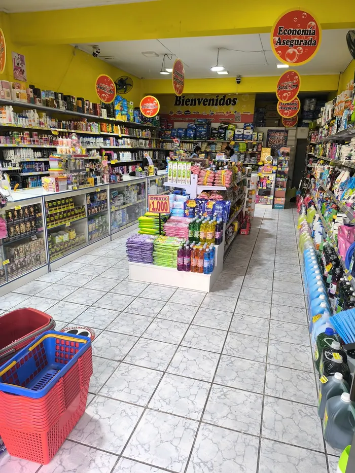 Interior del local con pasillos de productos